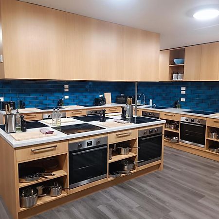 A Pousada Urbanz Christchurch Exterior foto The kitchen at the University of New South Wales