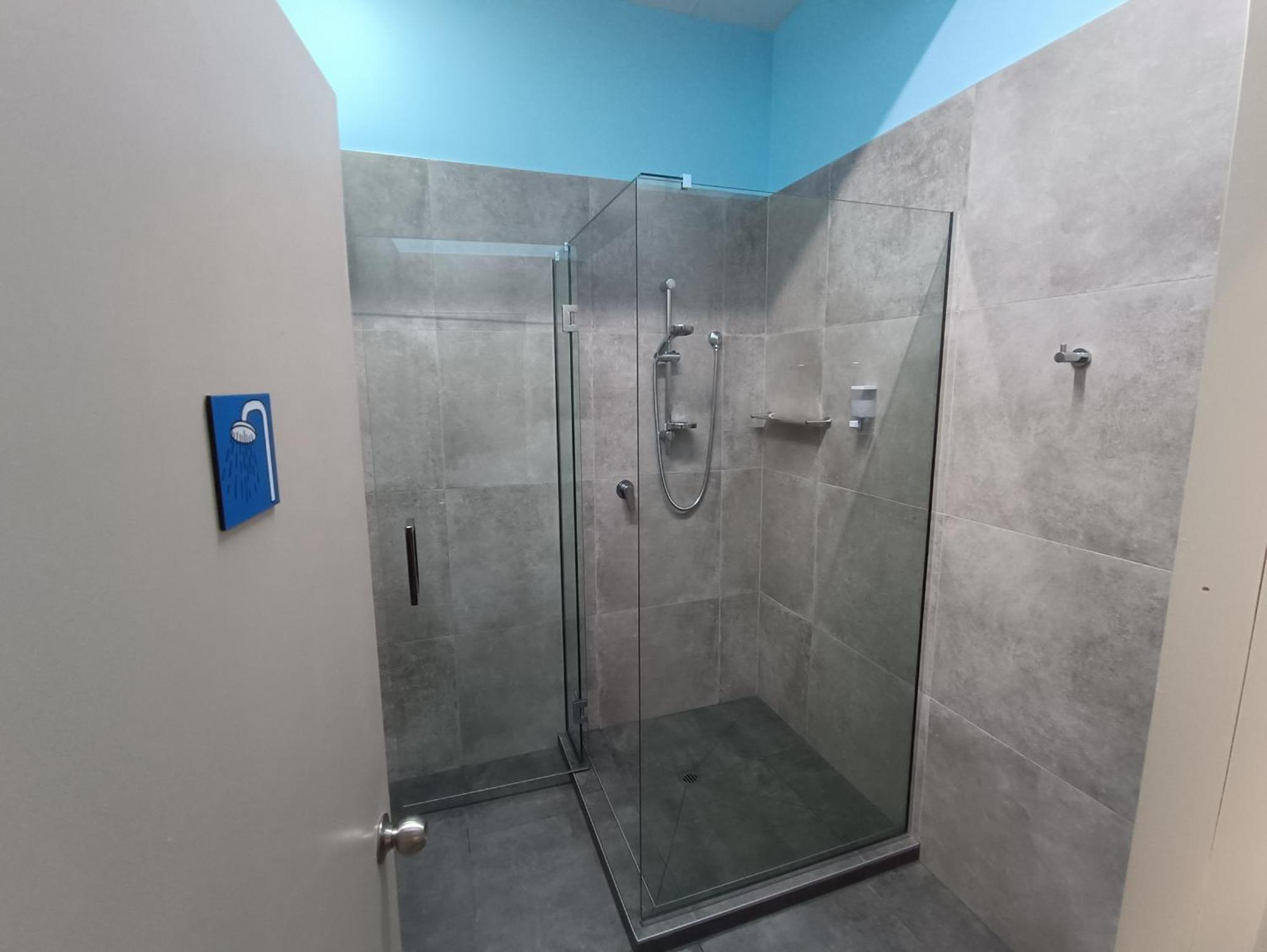 A Pousada Urbanz Christchurch Exterior foto A shower cubicle