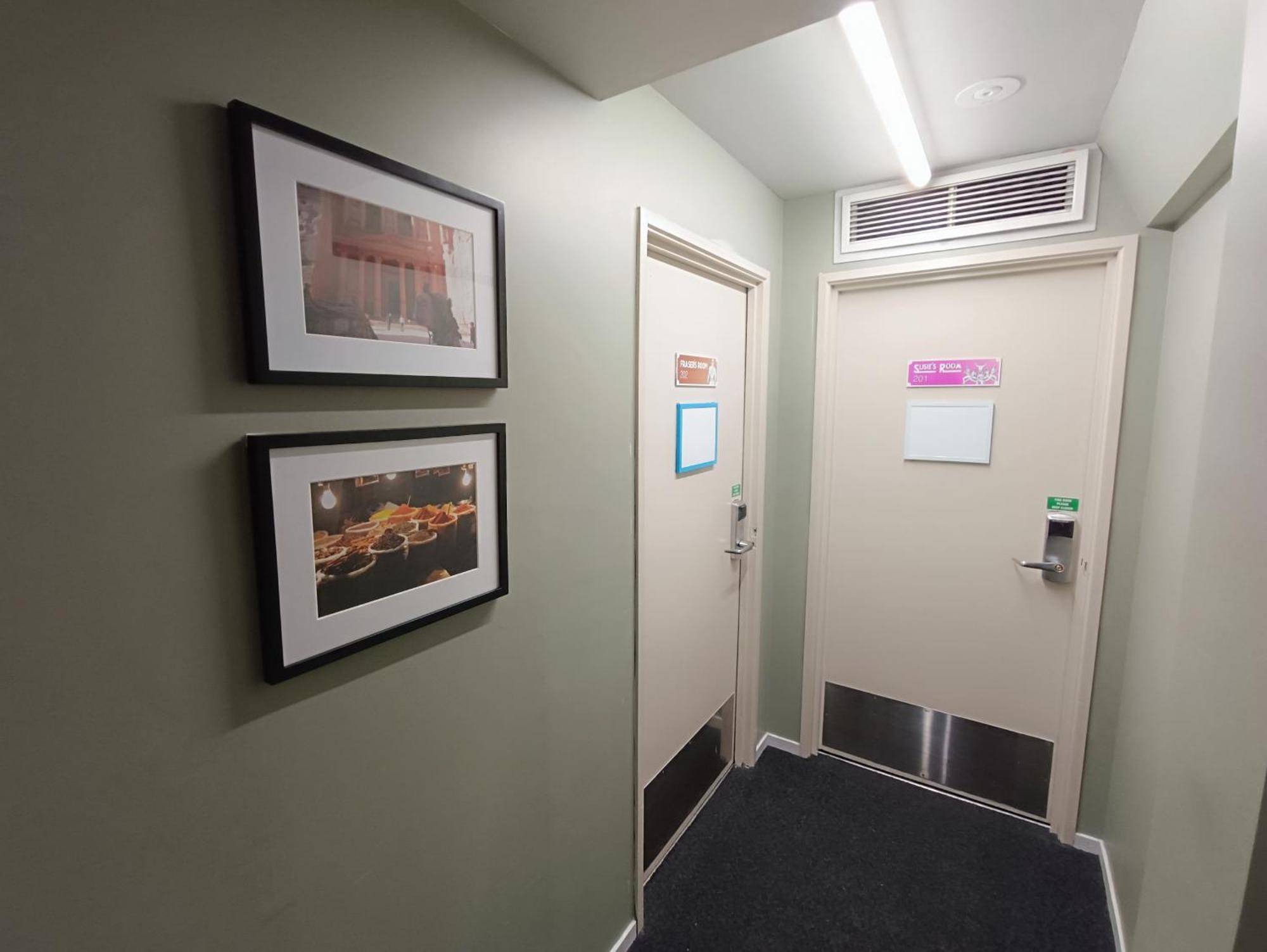 A Pousada Urbanz Christchurch Exterior foto A typical corridor