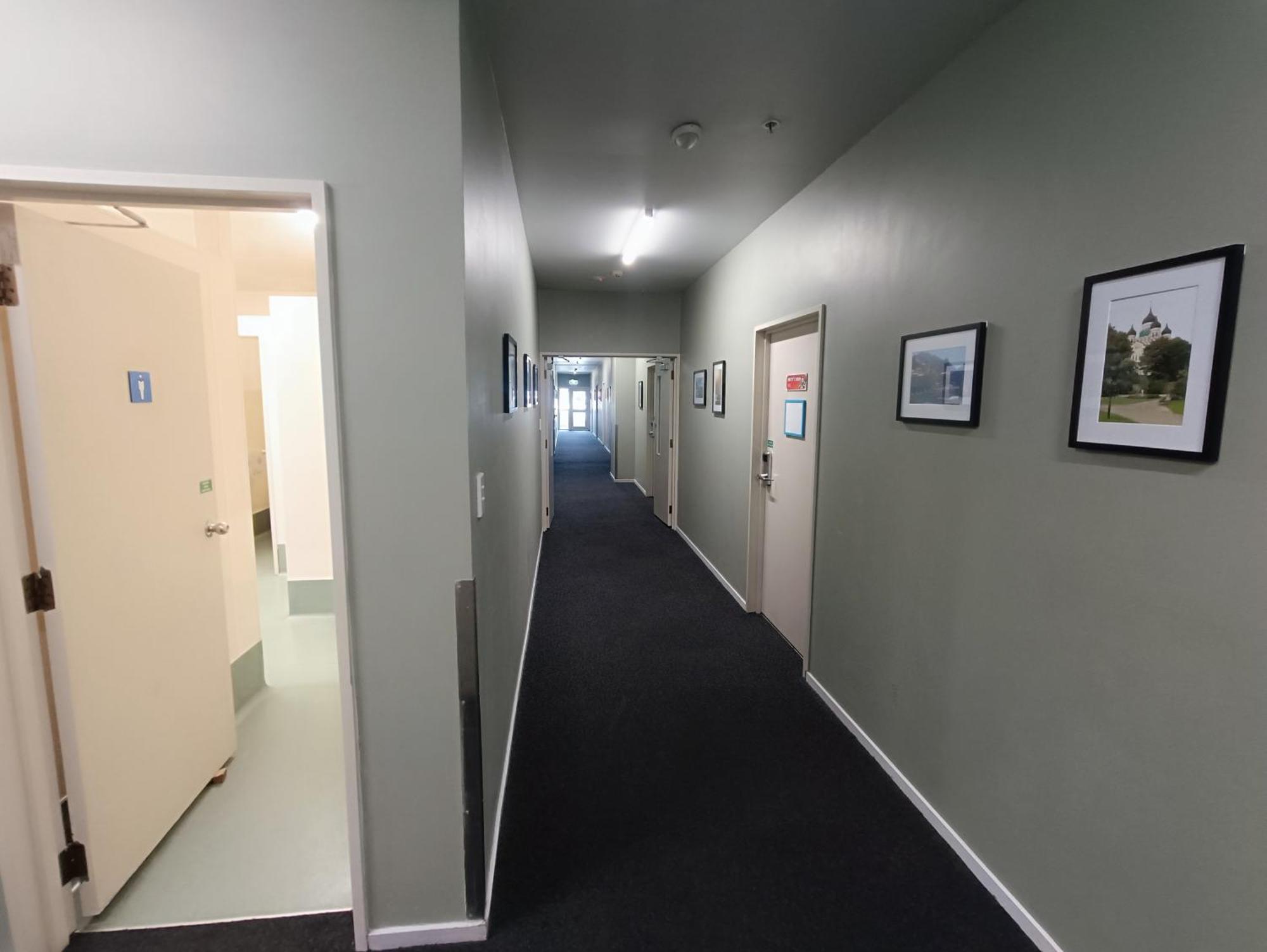 A Pousada Urbanz Christchurch Exterior foto A corridor at the University of Waikato's E H Turbott Residence
