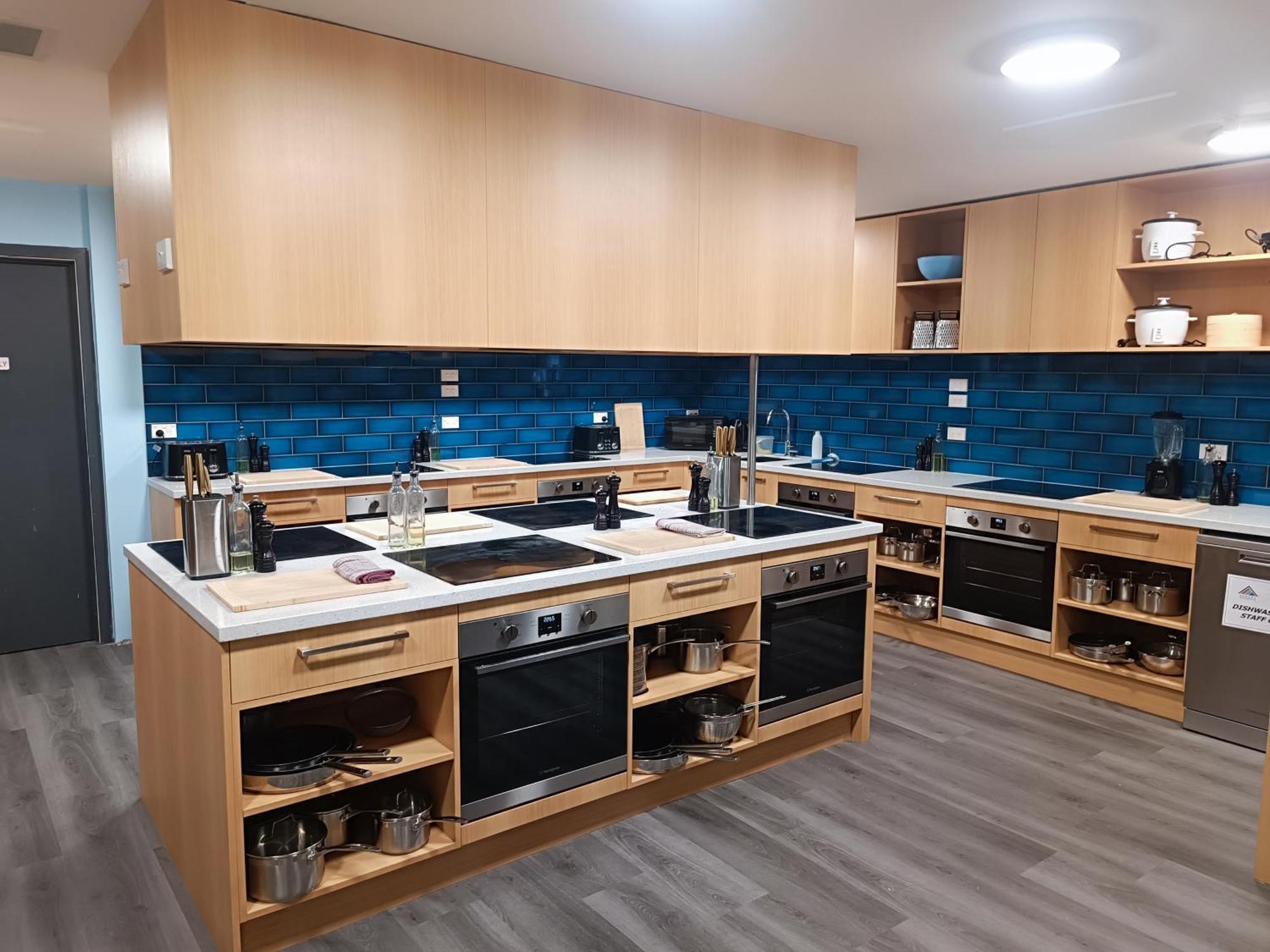A Pousada Urbanz Christchurch Exterior foto The kitchen at the University of New South Wales