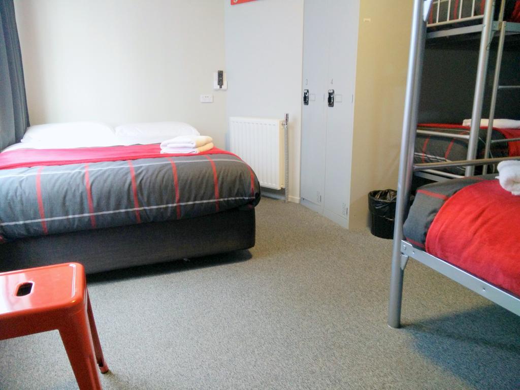 A Pousada Urbanz Christchurch Exterior foto A typical room at a hostel