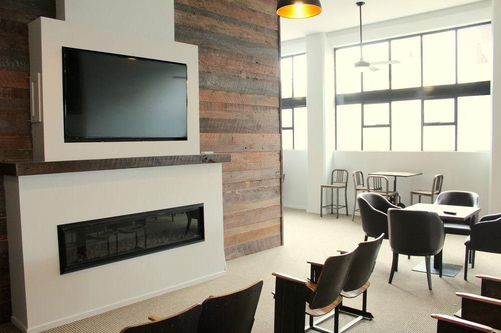 A Pousada Urbanz Christchurch Exterior foto The lounge at the station