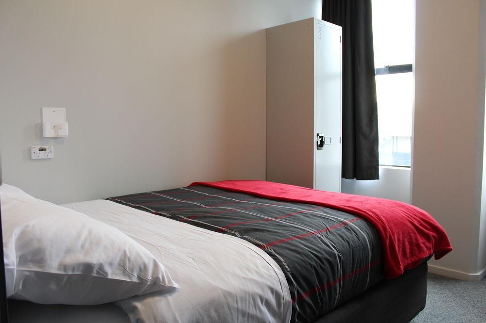 A Pousada Urbanz Christchurch Exterior foto A bedroom at the University of Nottingham's Jubilee Hall