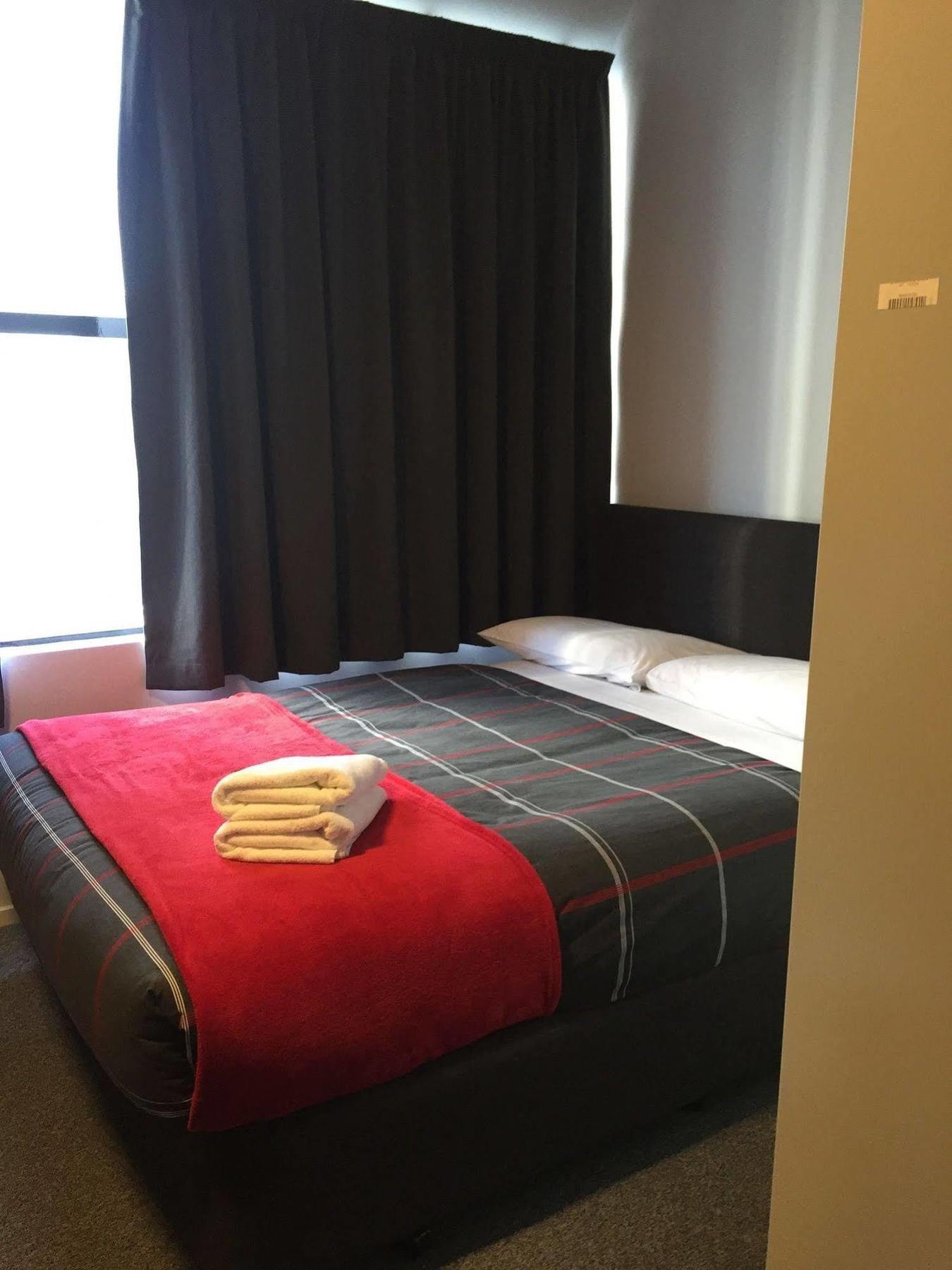 A Pousada Urbanz Christchurch Exterior foto A room at the hotel