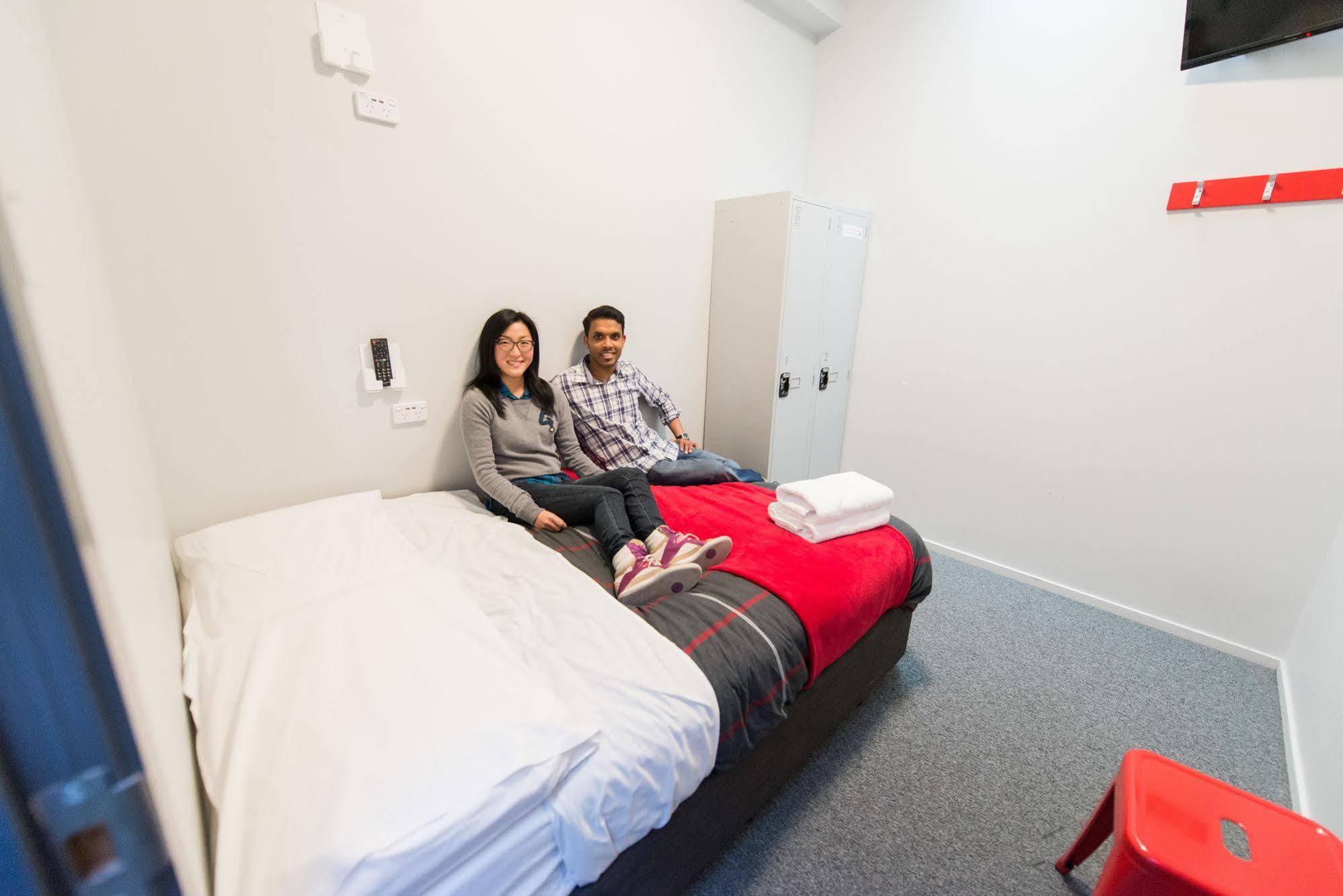 A Pousada Urbanz Christchurch Exterior foto A room at the hotel