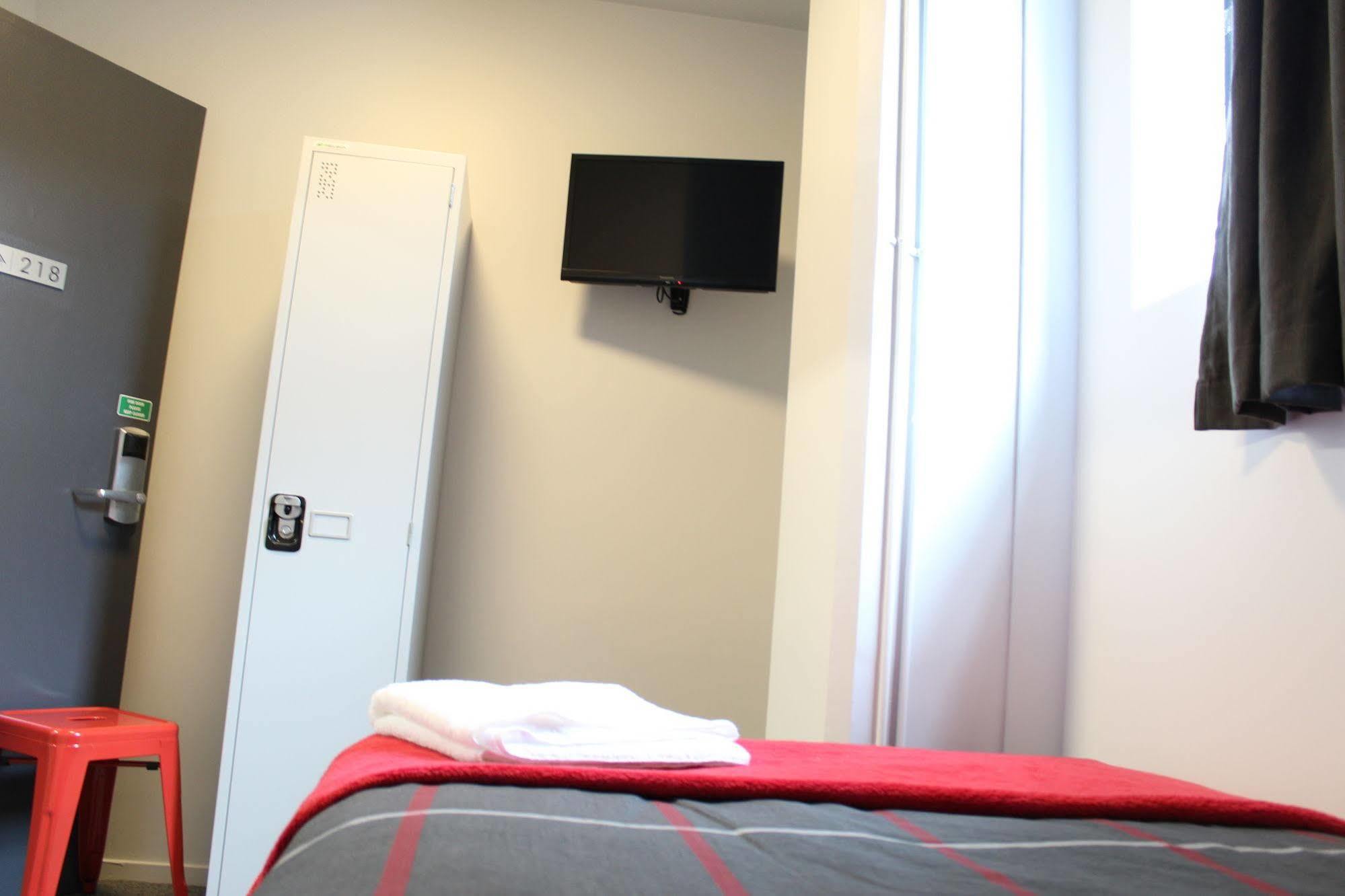 A Pousada Urbanz Christchurch Exterior foto A room at a B&B hotel in Paris