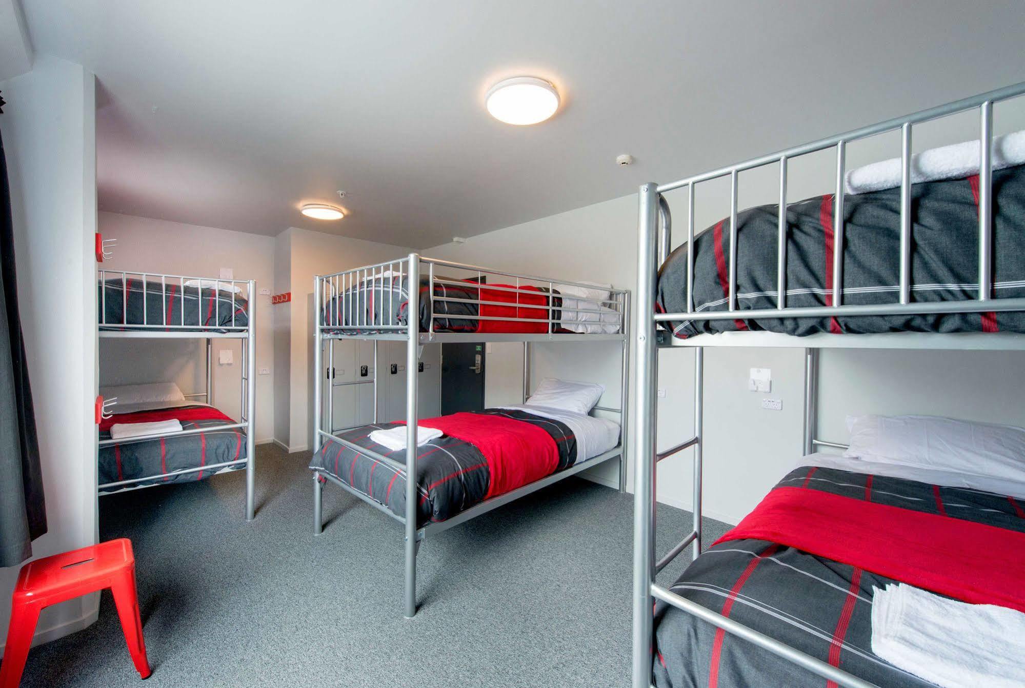 A Pousada Urbanz Christchurch Exterior foto A typical room at a backpackers' hostel in Australia