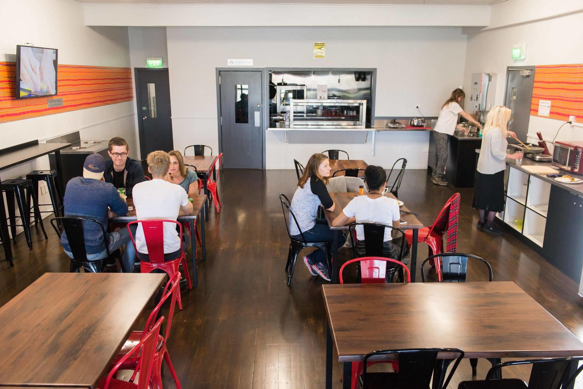 A Pousada Urbanz Christchurch Exterior foto The kitchen at the station